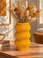 Vase ondulé jaune au design moderne, imprimé en 3D avec une finition texturée et des courbes sculpturales – Luciole.