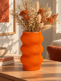 Vase ondulé orange au design moderne, imprimé en 3D avec une finition texturée et des courbes sculpturales – Luciole.