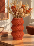 Vase ondulé terracotta au design moderne, imprimé en 3D avec une finition texturée et des courbes sculpturales – Luciole.