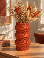 Vase ondulé terracotta au design moderne, imprimé en 3D avec une finition texturée et des courbes sculpturales – Luciole.