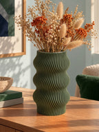 Vase ondulé vert au design moderne, imprimé en 3D avec une finition texturée et des courbes sculpturales – Luciole.
